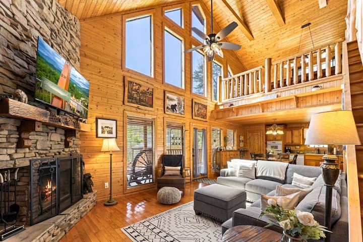 Woodland Wonder W/ Hot Tub And Pool Table!