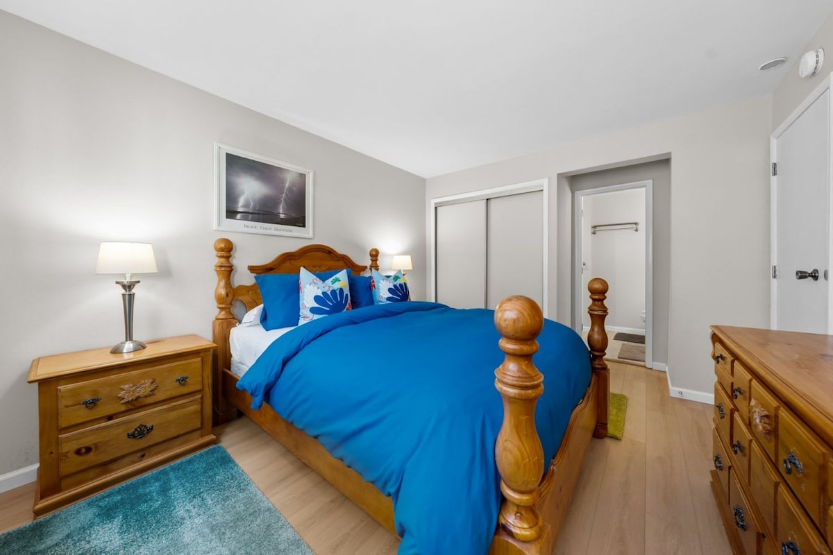 חדר שינה בקומה הראשונה עם מיטת קווין סייז וחדר רחצה צמוד 