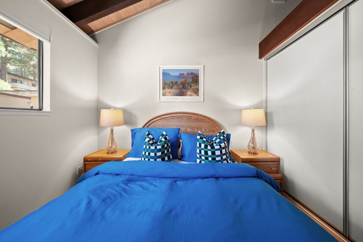 חדר שינה בקומה השנייה עם מיטת קווין סייז