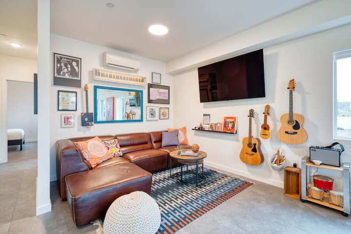 Massive 7br/5ba | Sleeps 14 | Walk To Everything - Portland, OR