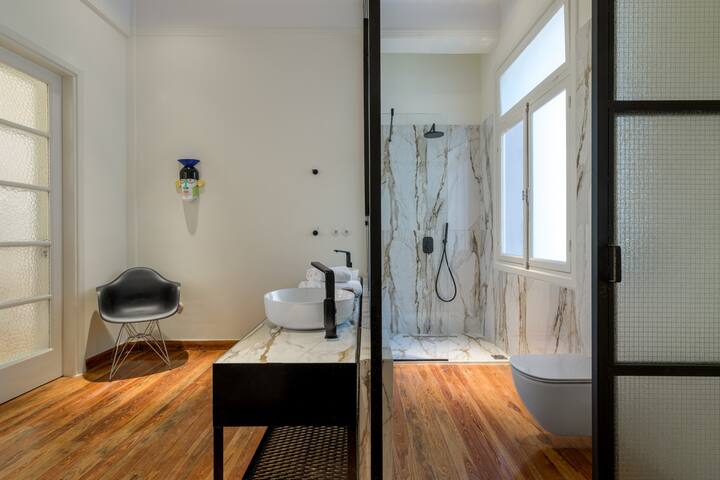 An Outstanding 3 bdrm Apartment in the Heart of At gallery image 2