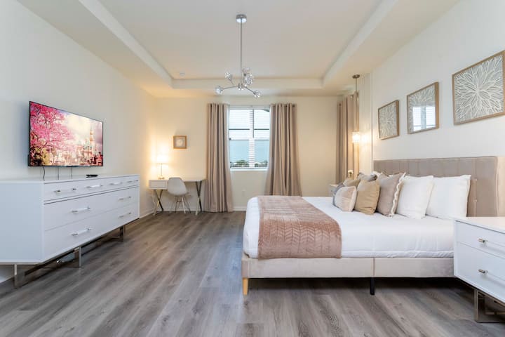 Dormitorio 1: cama tamaño king con baño adjunto