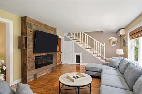 Spacious Family Retreat, Two Living Rooms, Hot Tub