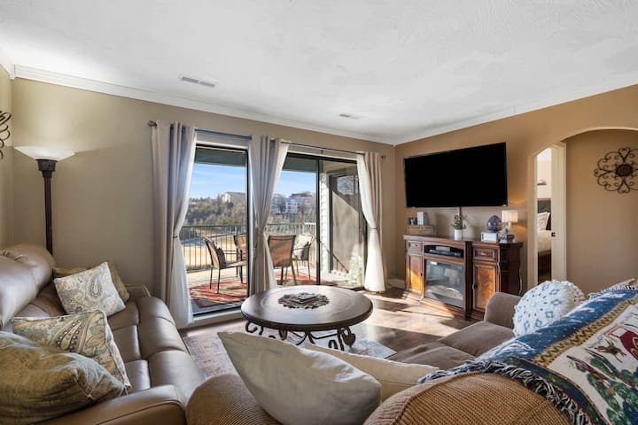 *New Listing* Twedt's Retreat | Balcony Views - Branson, MO
