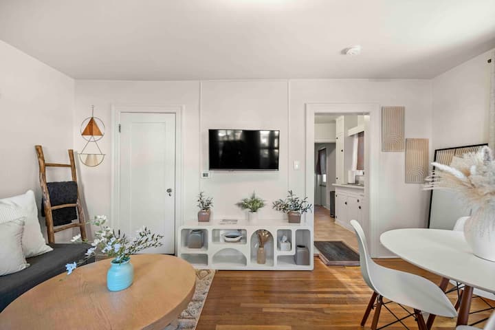 - Sebule angavu yenye mapambo ya kisasa - Televisheni iliyowekwa kwenye ukuta na eneo la burudani maridadi - Fungua mpangilio unaofaa kwa ajili ya kupumzika baada ya matembezi 