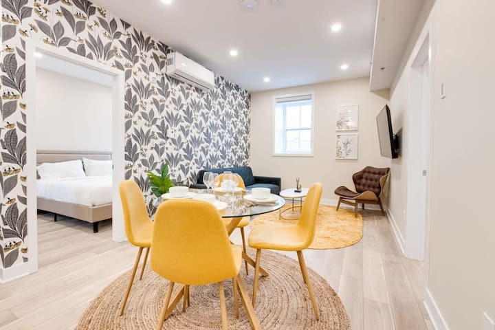 M11 | Mount-Royal Suites: 2BR + sofa bed – 32