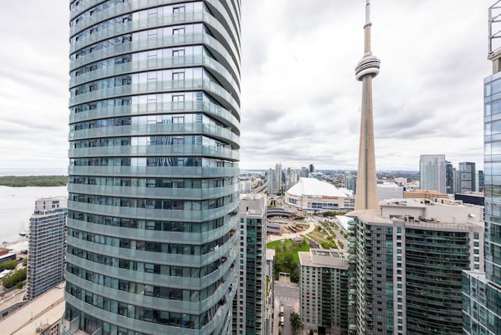 Elegant & Spacious 2BR1BA Downtown Condo w/Parking