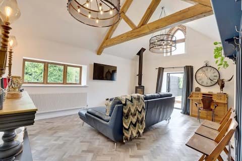 Successful Airbnb property: The Rookery 2 bedroom barn, hot tub, dog friendly in Wiltshire