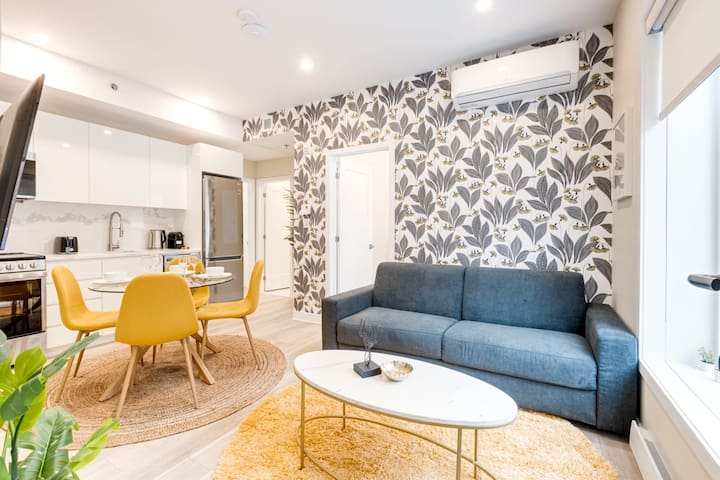 M11 | Mount-Royal Suites: 2BR + sofa bed – 310