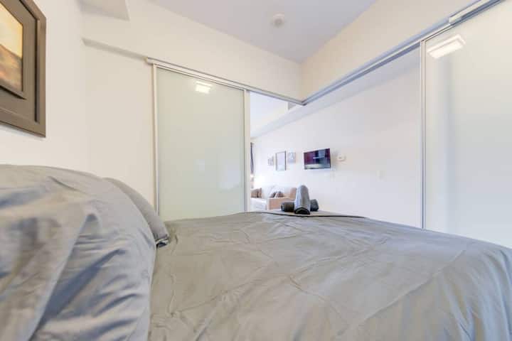 Dormitorio con cama tamaño queen