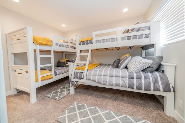 Izba pre hostí na poschodí
s 3 samostatnými posteľami
1 posteľ plnej veľkosti