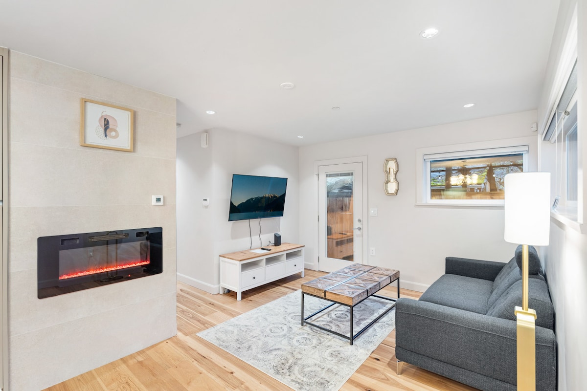 Adorable 2 BR Coach House in Kitsilano