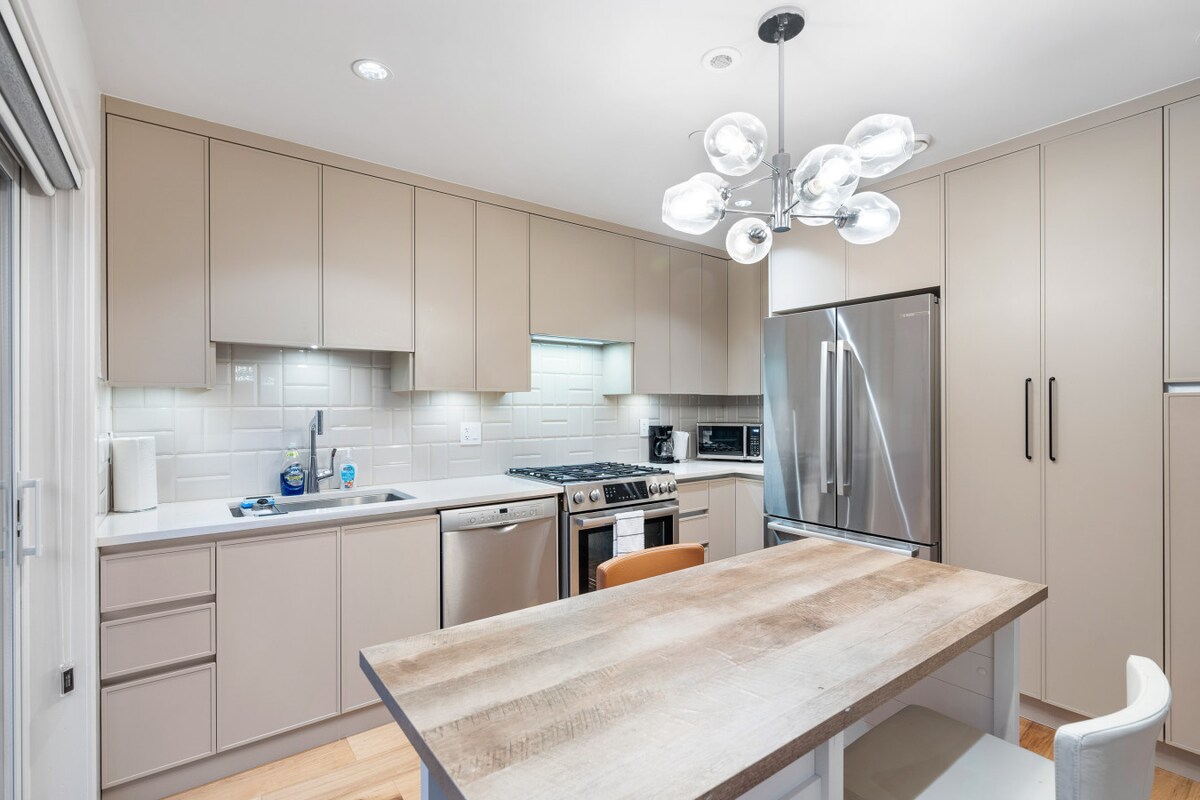 Adorable 2 BR Coach House in Kitsilano