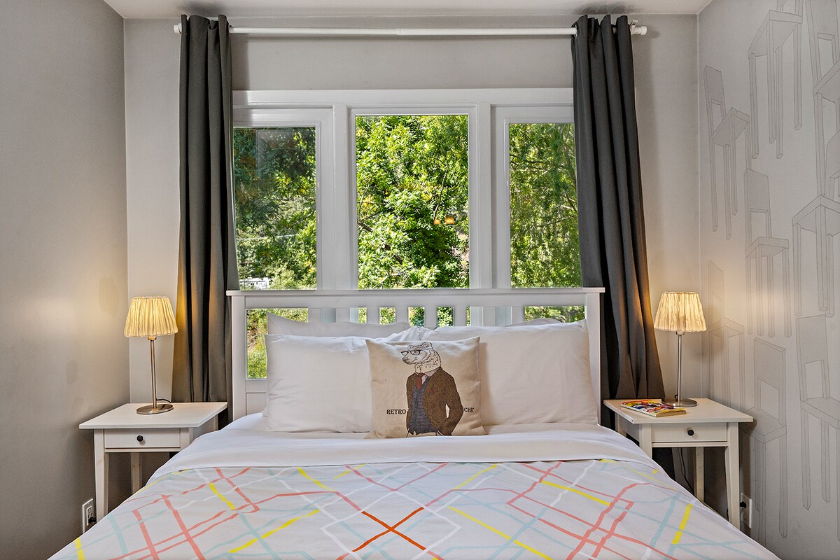 Tercer dormitorio: arriba, con una cómoda cama tamaño queen.