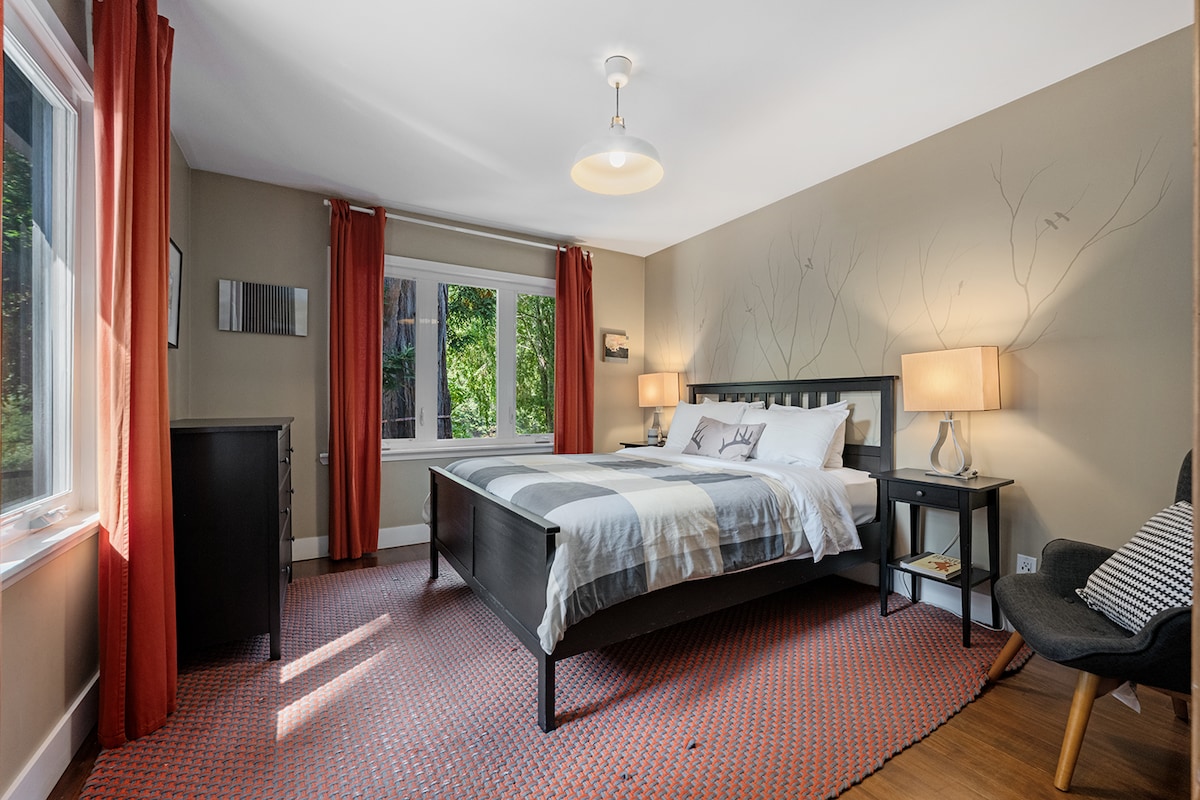 Segundo dormitorio - arriba, cama tamaño queen.