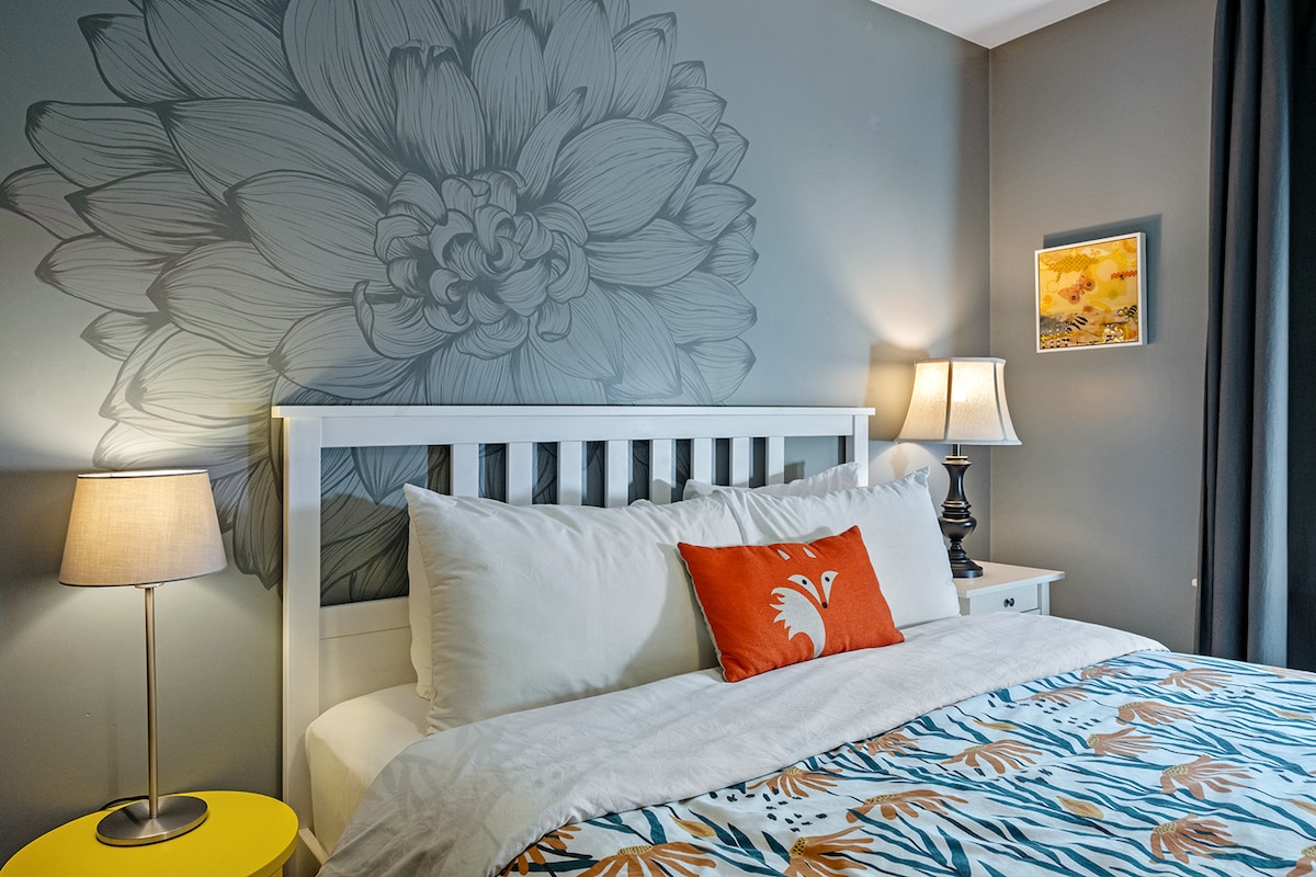 Primer dormitorio: mural personalizado detrás de la cama tamaño queen.