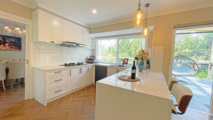 Huge balcony Family Villa 6BRM Doncaster East gallery image 2