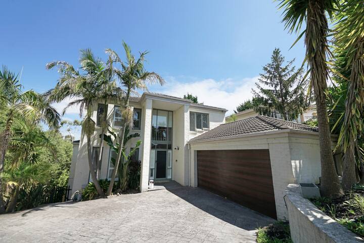 Huge balcony Family Villa 6BRM Doncaster East gallery image 4