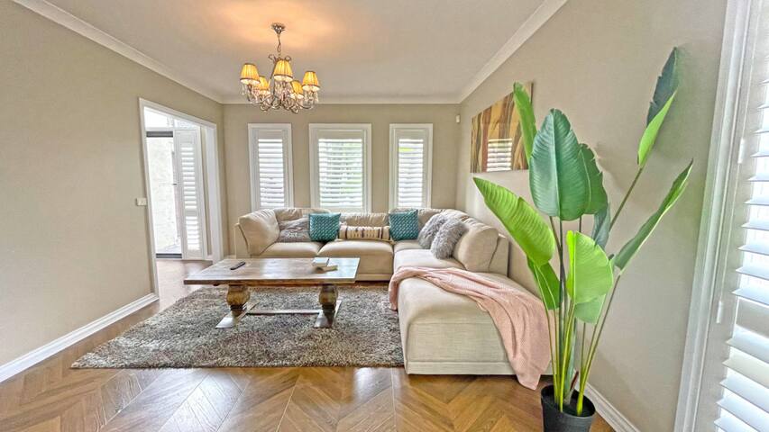 Huge balcony Family Villa 6BRM Doncaster East gallery image 5