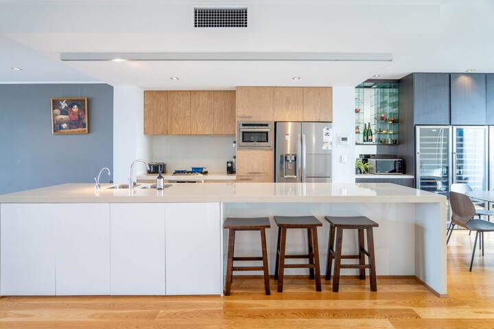 Lux Docklands District 3-level TH *FreeParking gallery image 2