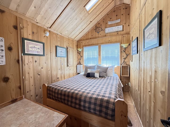 Dormitorio principal con una cama tamaño queen.