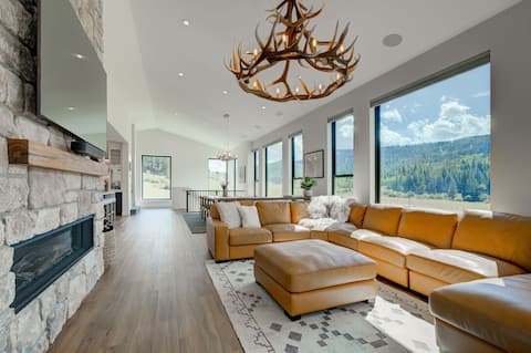 Luxury Property w/ Mountain Views