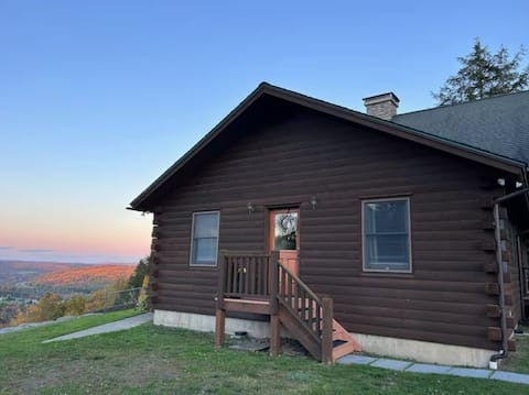 Flagview Lodge - Cozy Apartment with a View