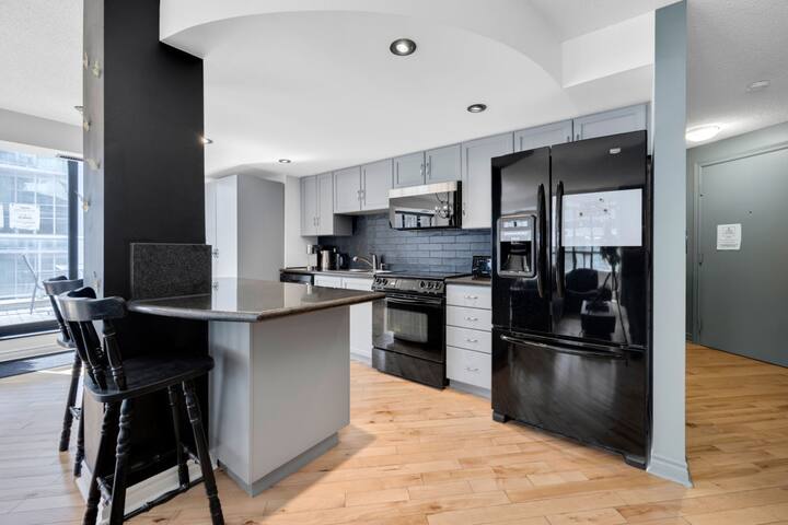 2BR w/Parking,Terrace & Stunning View of CN Tower! gallery image 4