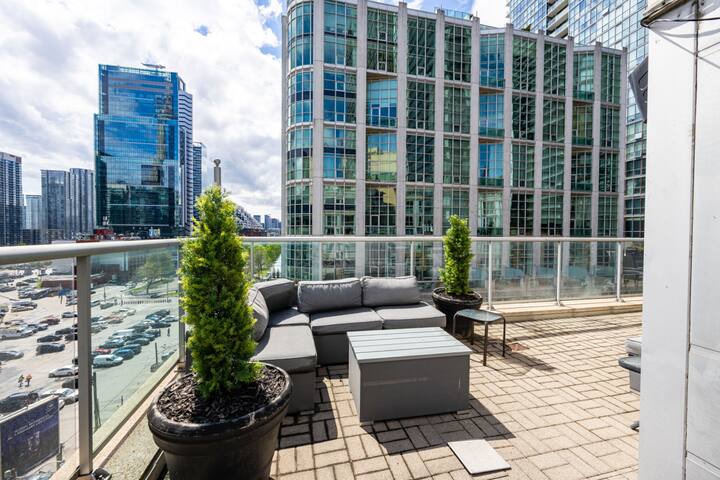 2BR w/Parking,Terrace & Stunning View of CN Tower! gallery image 2