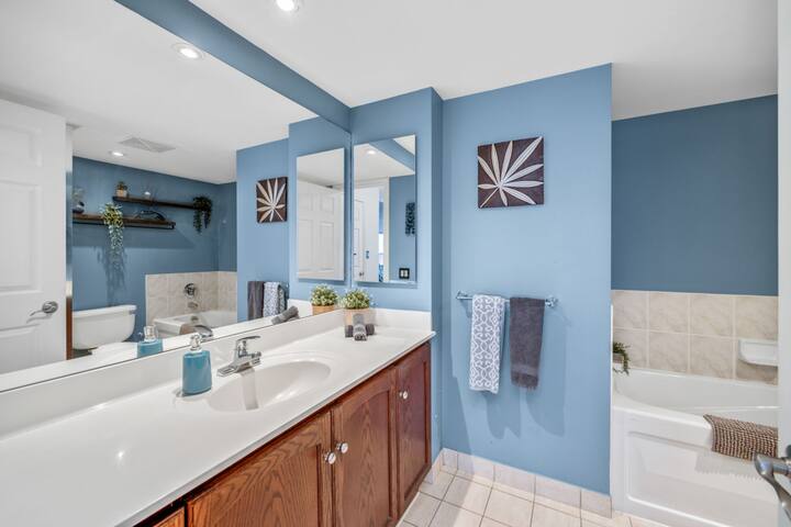 2BR w/Parking,Terrace & Stunning View of CN Tower! gallery image 5