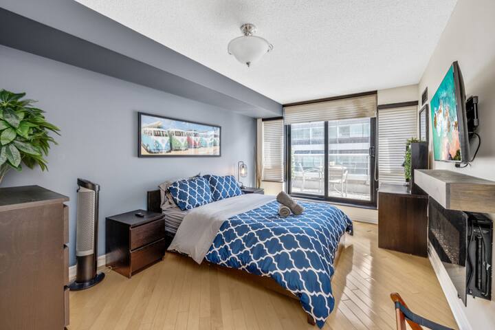 2BR w/Parking,Terrace & Stunning View of CN Tower! gallery image 3