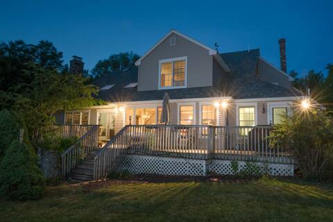 Strawberry Hill A Deluxe Retreat, Close to Village