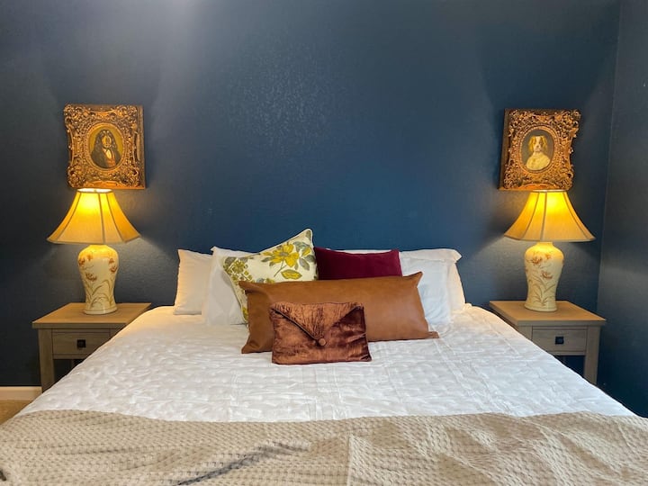 СПАЛНЯ #1: Легло тип Кинг с удобно спално бельо.