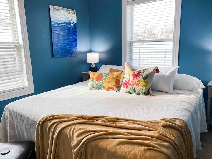 СПАЛНЯ #2: Легло тип Кинг с удобно спално бельо.