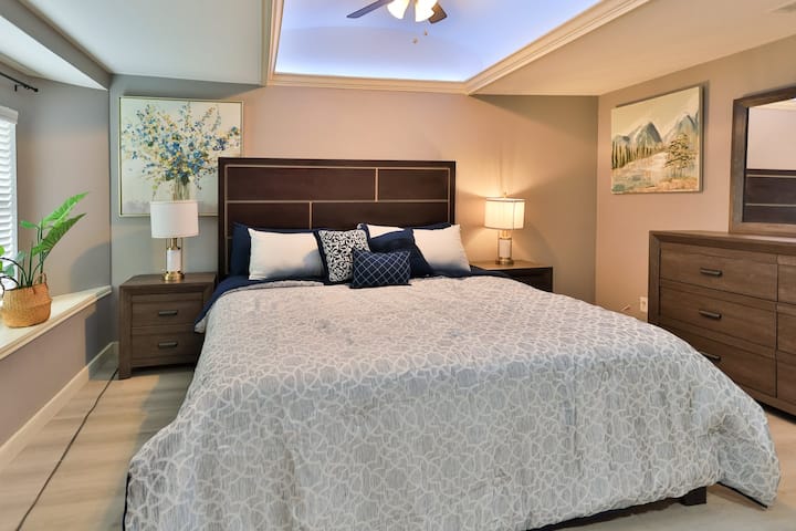 Spálňa s prémiovou posteľnou bielizňou a nočnými stolíkmi