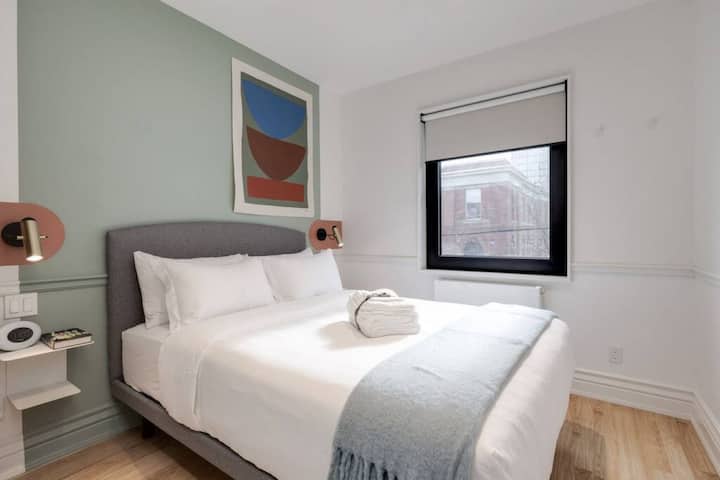 ห้องนอนทุกห้องในยูนิตนี้ได้รับการออกแบบให้มีการตกแต่งที่ทันสมัย