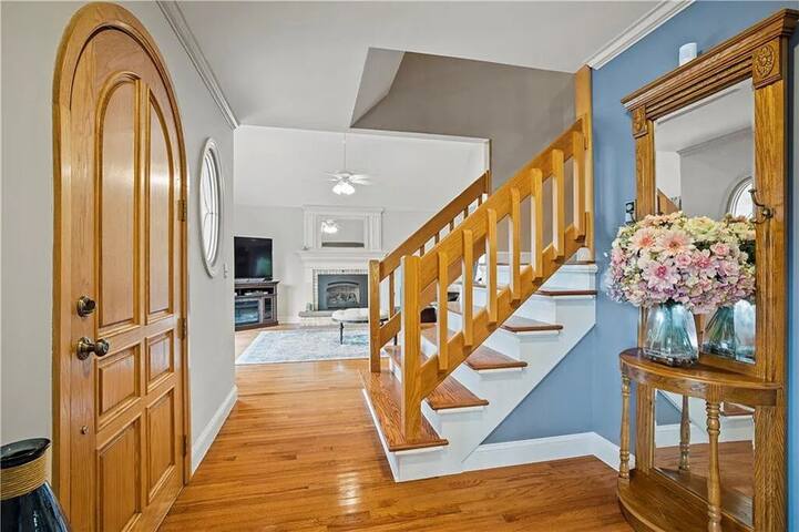 Gorgeous Eastward Look Estate! gallery image 4