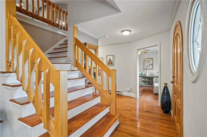 Gorgeous Eastward Look Estate! gallery image 3