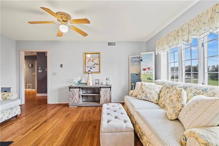 Gorgeous Eastward Look Estate! gallery image 5