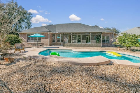 Sunset Pass Pool Home - Screened Patio + Yard