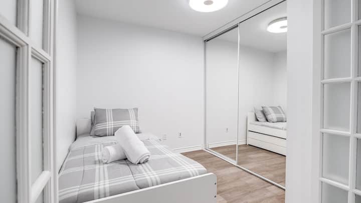 El acogedor estudio tiene dos colchones individuales