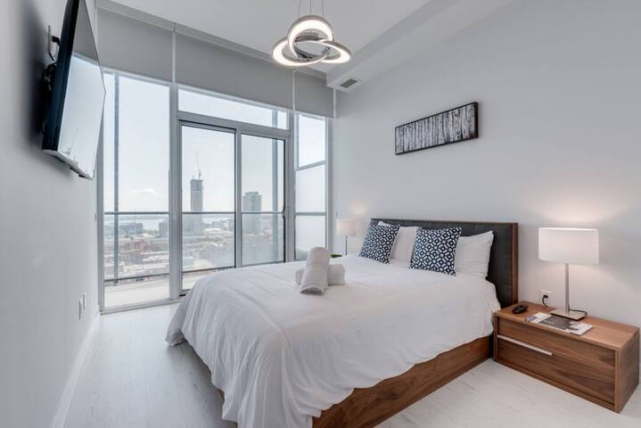 3 Bedroom Penthouse w/ Skyline View + Free Parking gallery image 3