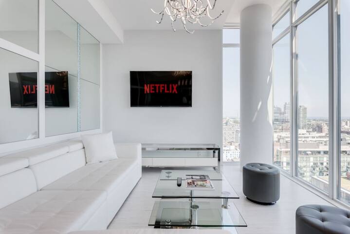 3 Bedroom Penthouse w/ Skyline View + Free Parking gallery image 4