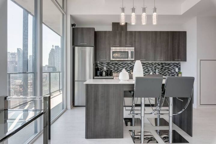 3 Bedroom Penthouse w/ Skyline View + Free Parking gallery image 5