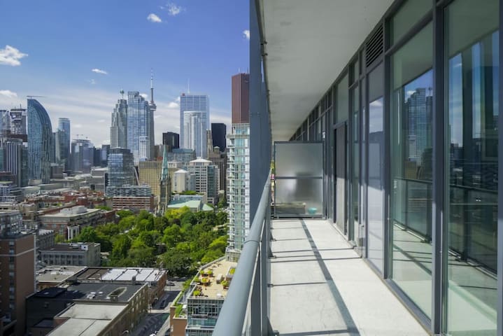 3 Bedroom Penthouse w/ Skyline View + Free Parking