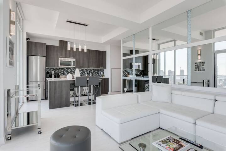 3 Bedroom Penthouse w/ Skyline View + Free Parking gallery image 2