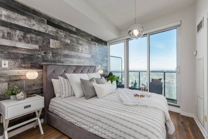 Skyline Waterfront 2BR + 2BA w/ Parking near MTCC gallery image 4