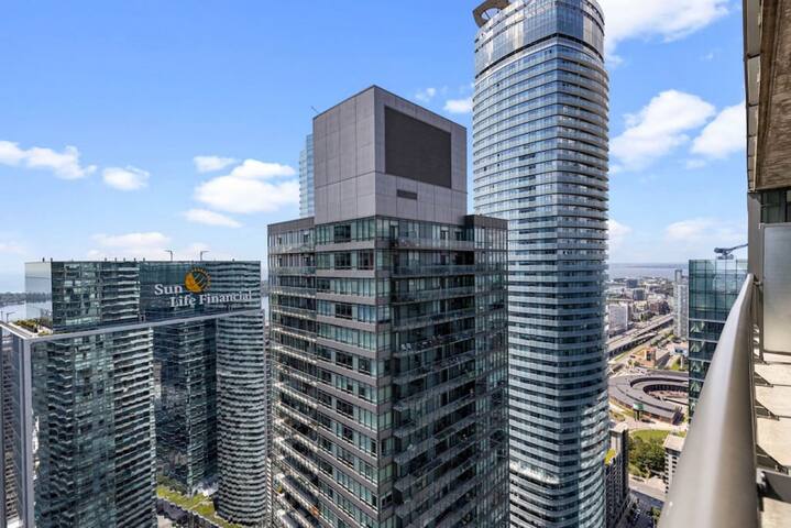 Skyline Waterfront 2BR + 2BA w/ Parking near MTCC gallery image 3