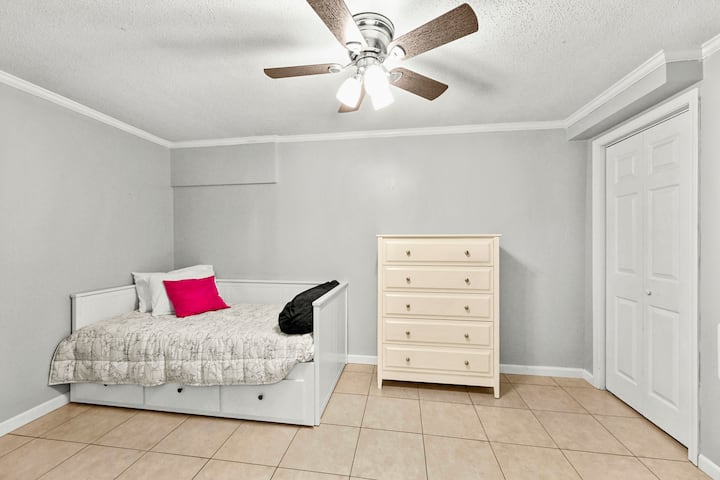 La chambre 5 du niveau inférieur dispose d'un lit double. 