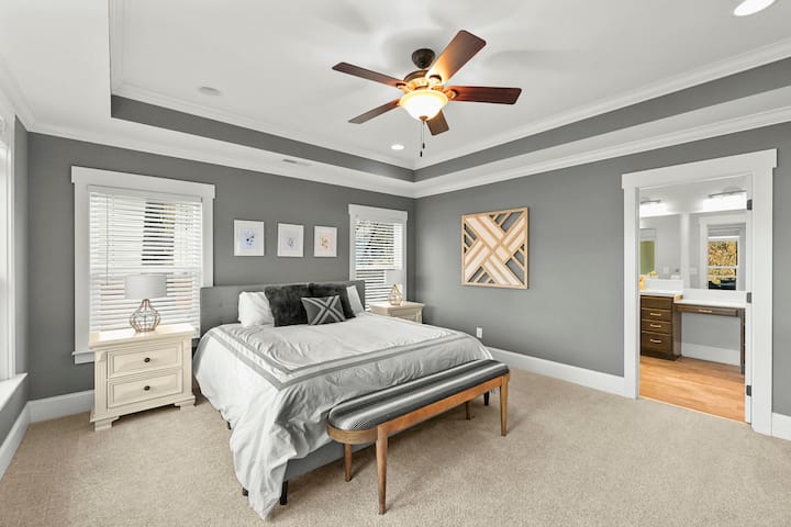 La chambre principale dispose d'un lit king size.